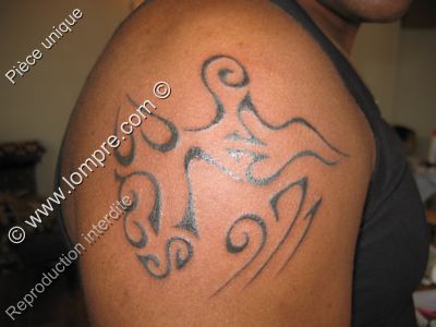 tattoo d'une carte de guadeloupe tribale